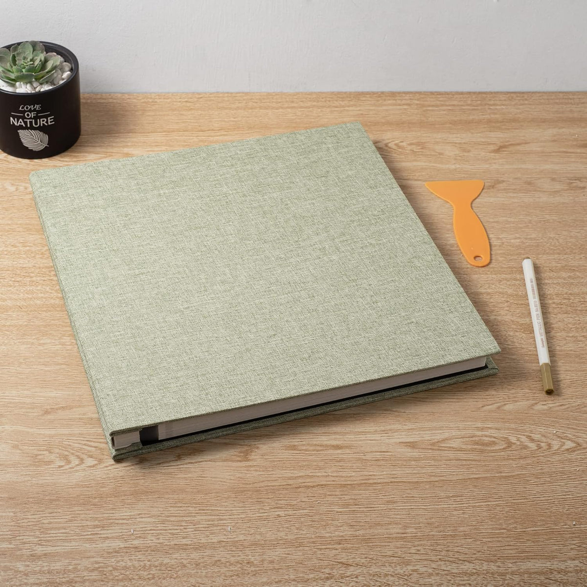 Large Photo Album Self Adhesive Scrapbook Album for 4×6 5×7 8×10 Pictures DIY Magnetic Linen Cover Album 40 Pages for Family Wedding Gifts with Metal Pen and Plastic Board